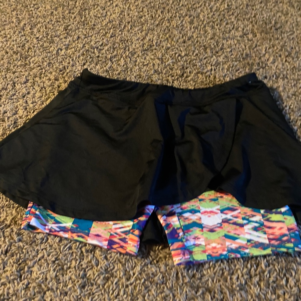 Multicolor shorts with back skirt. Girls 14/16